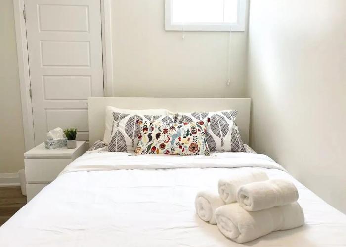 Brand New Walk Out Bsmt Apt Near Beach