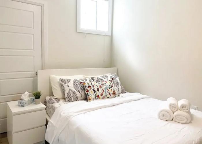 Brand New Walk Out Bsmt Apt Near Beach