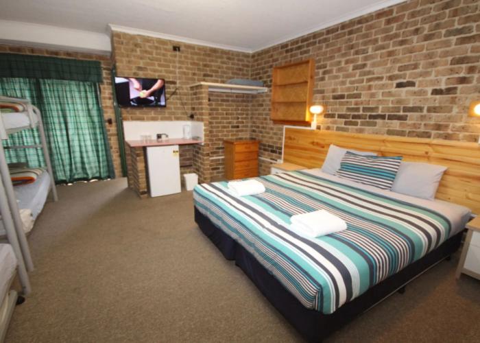 Acacia Snowy Motel