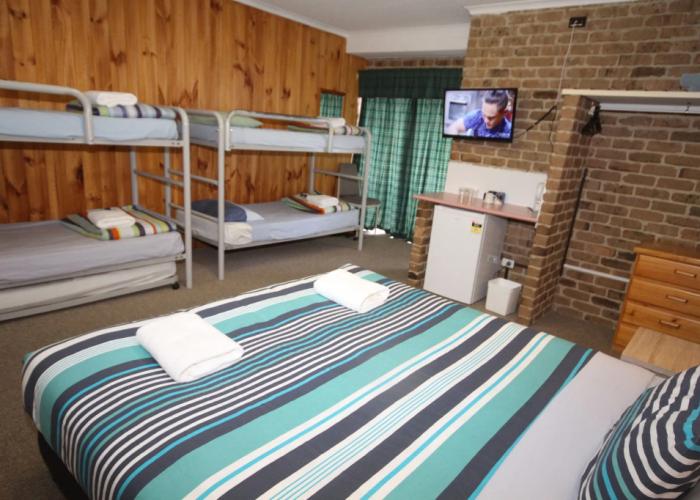 Acacia Snowy Motel