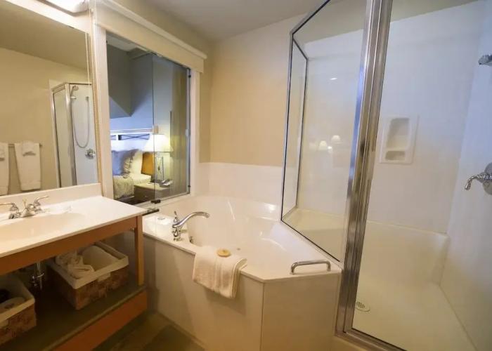 Sidney Waterfront Inn & Suites
