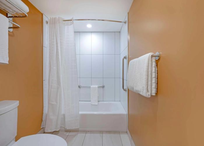 Best Western Plus Emerald Isle Hotel