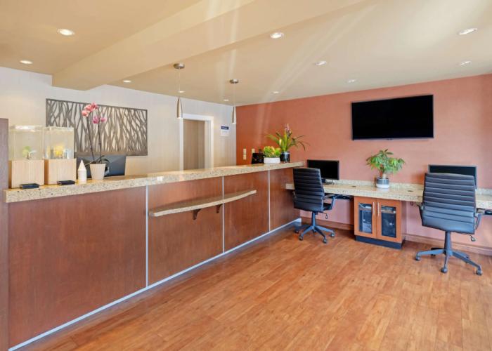Best Western Plus Emerald Isle Hotel