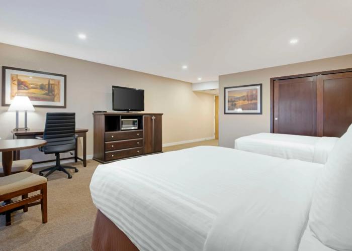 Best Western Plus Emerald Isle Hotel