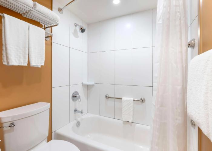 Best Western Plus Emerald Isle Hotel