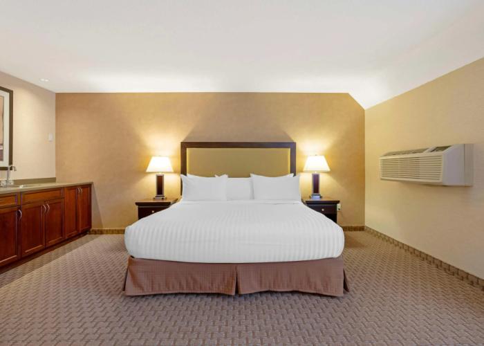 Best Western Plus Emerald Isle Hotel