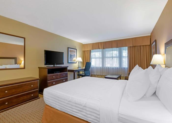 Best Western Plus Emerald Isle Hotel