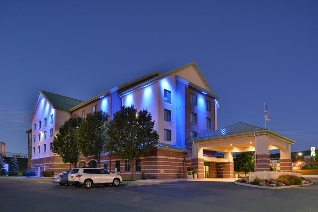 Holiday Inn Express Breezewood by IHG