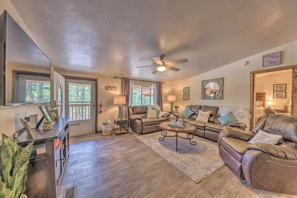 Raven Hill Retreat' ~ 6 Miles to Ruidoso Downs!