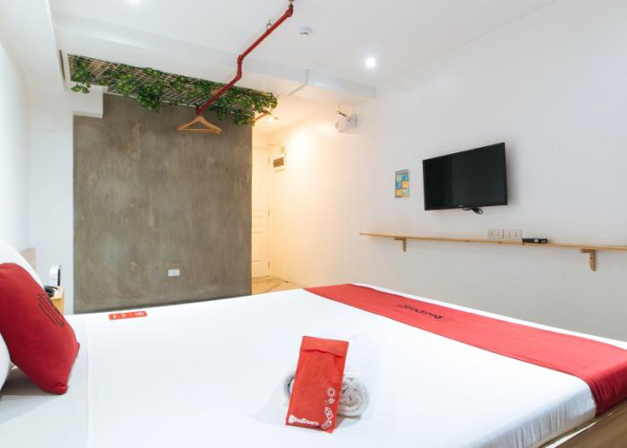RedDoorz Plus @ Boni Avenue Mandaluyong