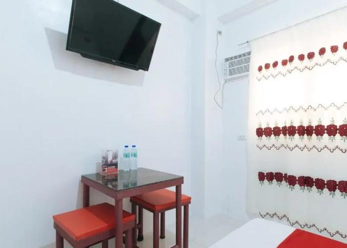 RedDoorz near LRT 2 Antipolo Station - Vaccinated Staff