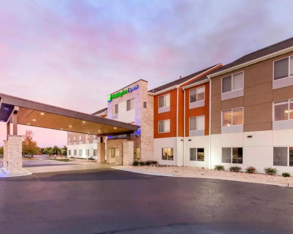 Holiday Inn Express & Suites Chicago West - St Cha