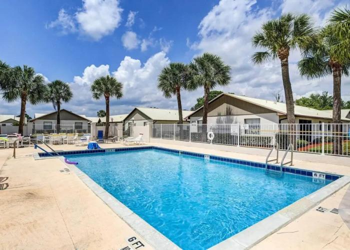 Screened Patio & Grill at Sebring Resort Community
