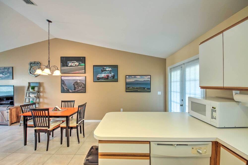 фото Screened Porch + Pool Access: Cozy Sebring Condo