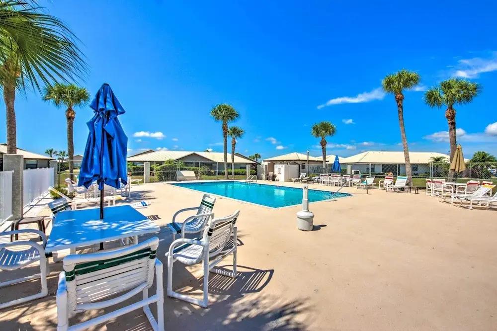 фото Screened Porch + Pool Access: Cozy Sebring Condo