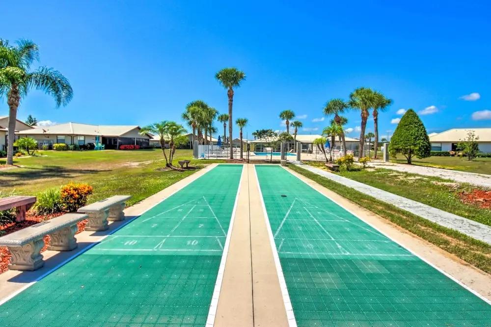 фото Screened Porch + Pool Access: Cozy Sebring Condo