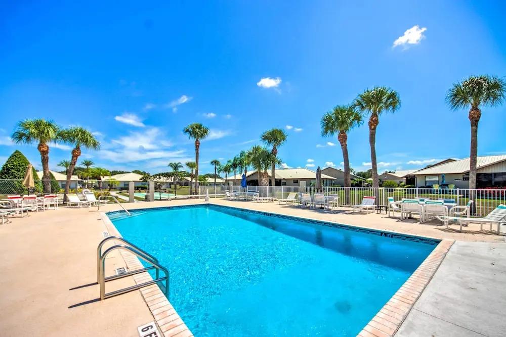 фото Screened Porch + Pool Access: Cozy Sebring Condo