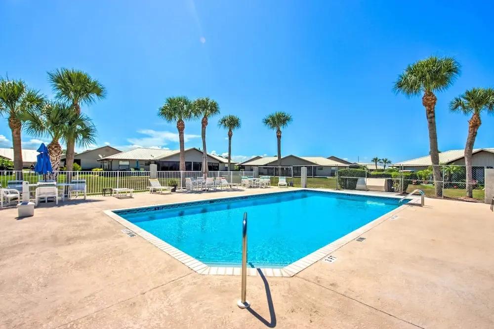 фото Screened Porch + Pool Access: Cozy Sebring Condo