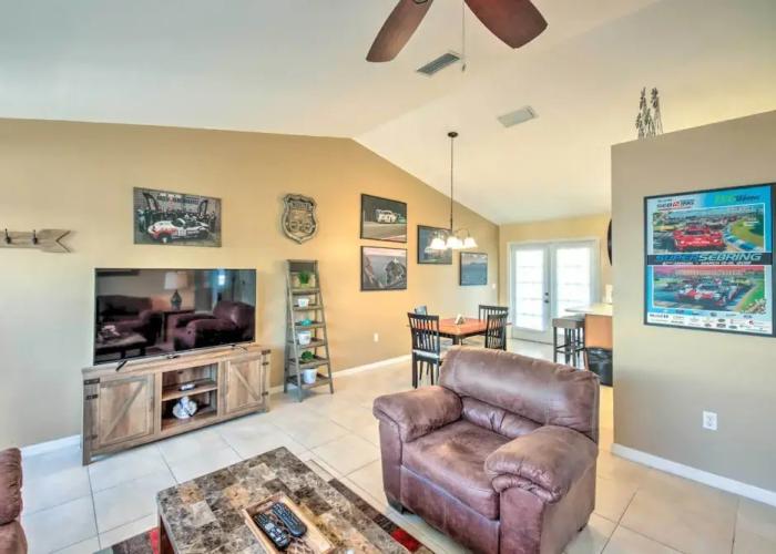 Screened Porch + Pool Access: Cozy Sebring Condo