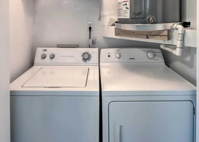 Screened Porch + Pool Access: Cozy Sebring Condo