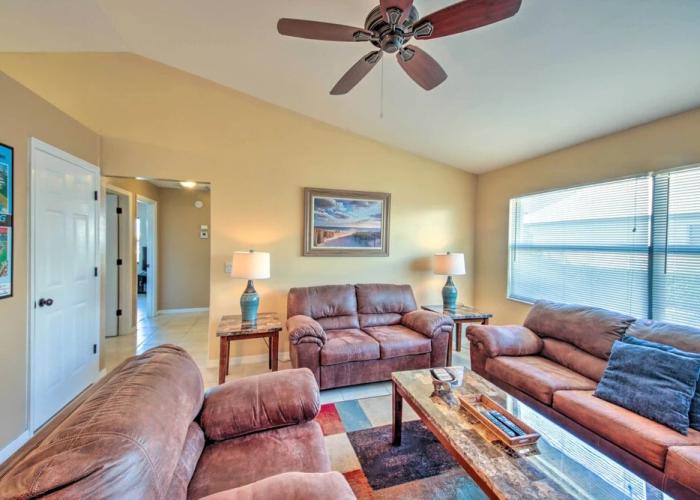 Screened Porch + Pool Access: Cozy Sebring Condo
