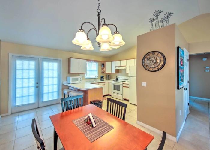 Screened Porch + Pool Access: Cozy Sebring Condo