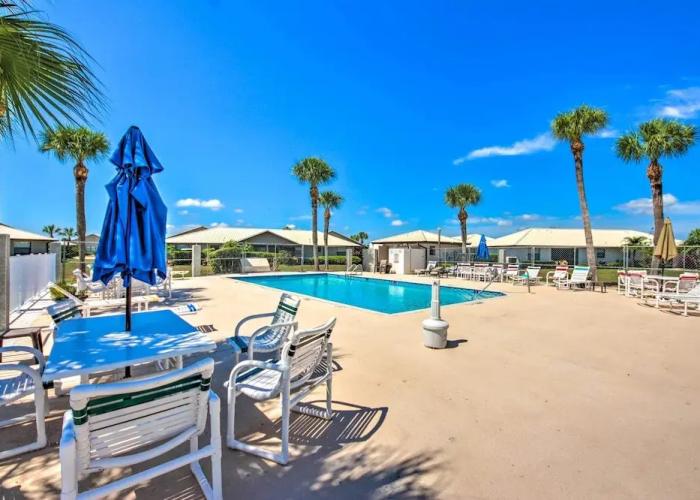 Screened Porch + Pool Access: Cozy Sebring Condo