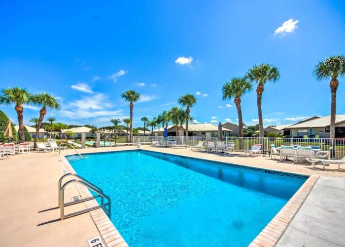 Screened Porch + Pool Access: Cozy Sebring Condo