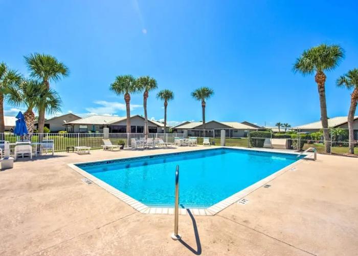 Screened Porch + Pool Access: Cozy Sebring Condo
