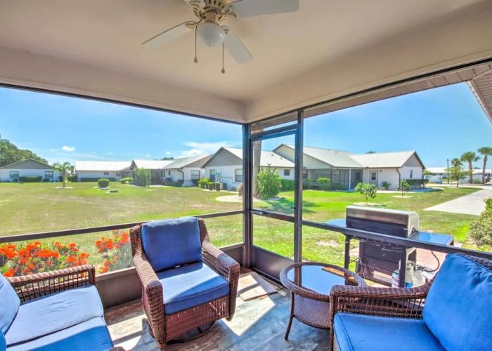 Screened Porch + Pool Access: Cozy Sebring Condo