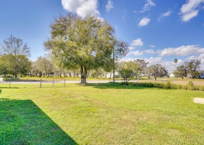 Walk to Lake: Home w/ Screened Porch in Sebring!