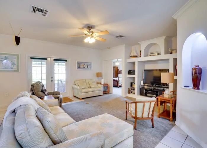 Walk to Lake: Home w/ Screened Porch in Sebring!