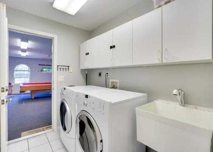 Walk to Lake: Home w/ Screened Porch in Sebring!