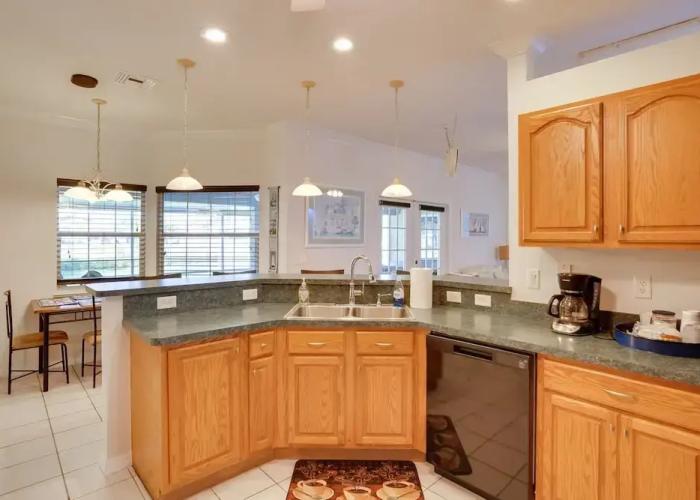 Walk to Lake: Home w/ Screened Porch in Sebring!