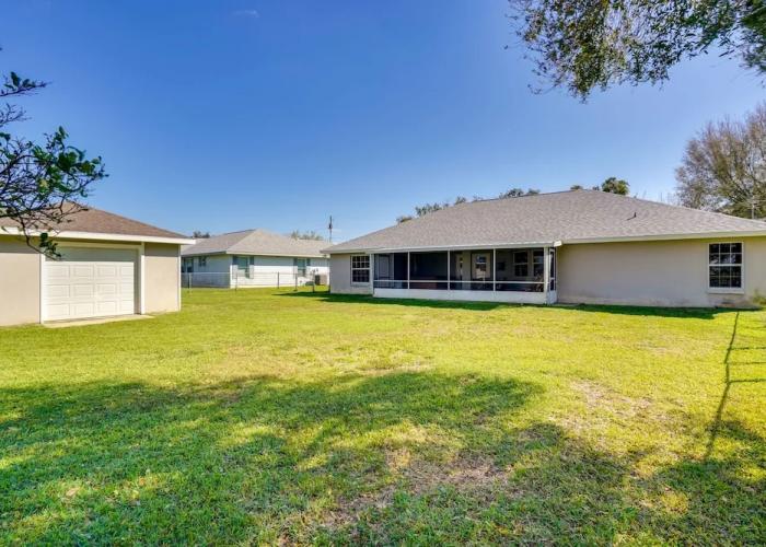 Walk to Lake: Home w/ Screened Porch in Sebring!