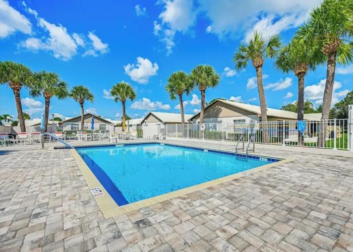 Sunny Canal-view Villa w/ Lanai in Sebring!