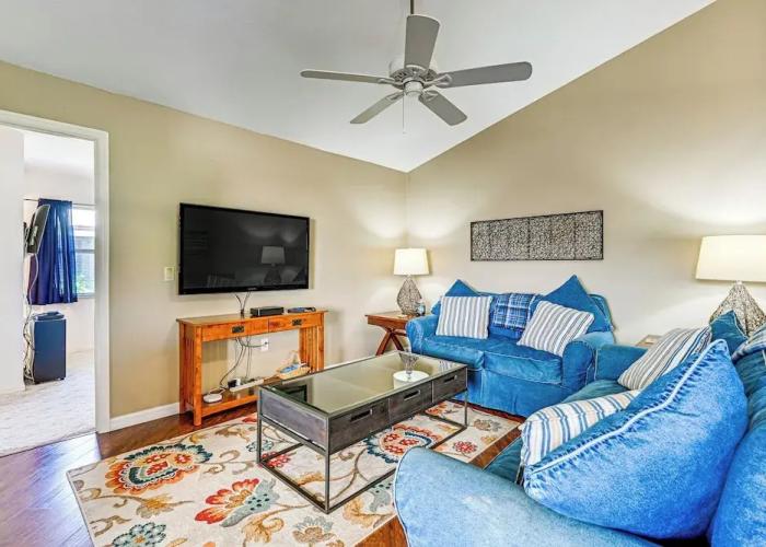 Sunny Canal-view Villa w/ Lanai in Sebring!