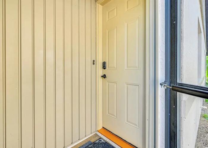 Sunny Canal-view Villa w/ Lanai in Sebring!