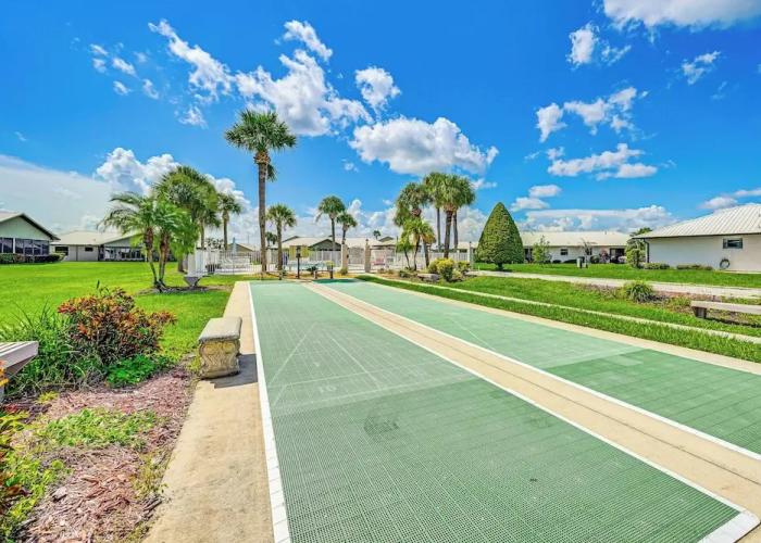 Sunny Canal-view Villa w/ Lanai in Sebring!