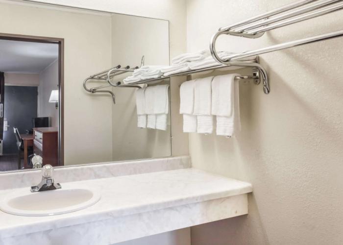 Days Inn by Wyndham Seymour