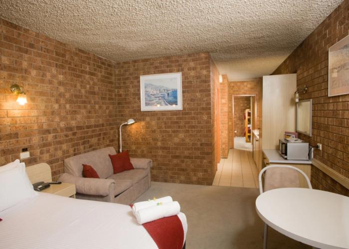 Courtyard Motor Inn