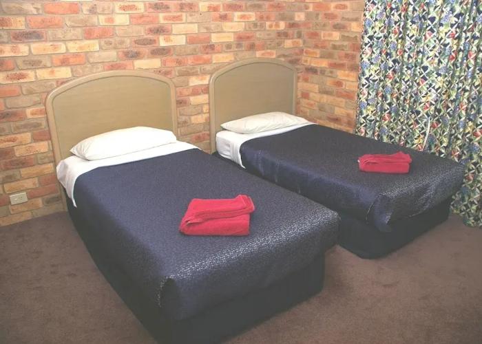 Pines Country Club Motor Inn