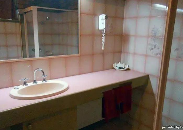 Pines Country Club Motor Inn