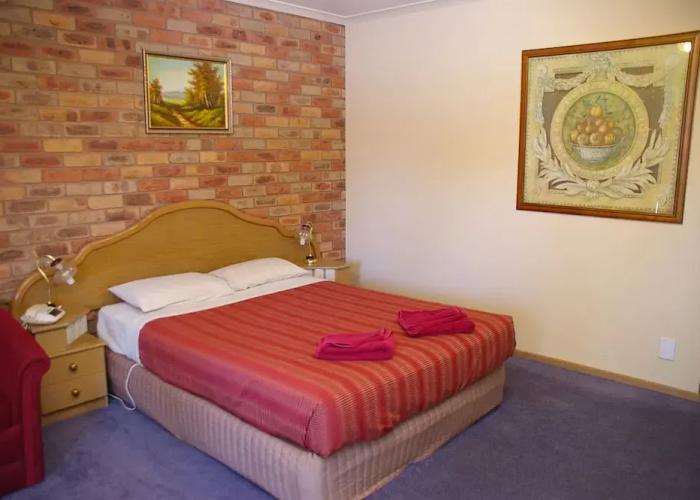 Pines Country Club Motor Inn
