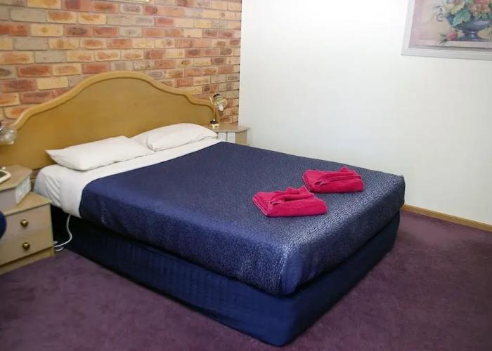 Pines Country Club Motor Inn