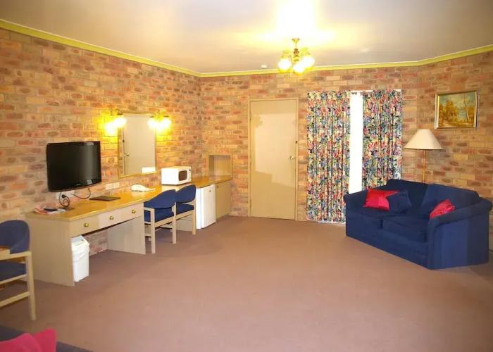 Pines Country Club Motor Inn