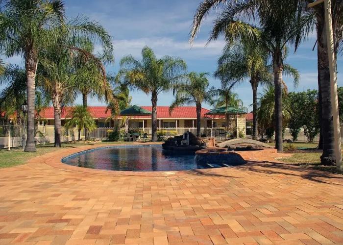 Pines Country Club Motor Inn