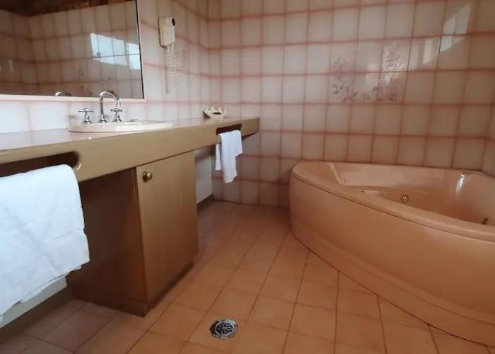 Pines Country Club Motor Inn
