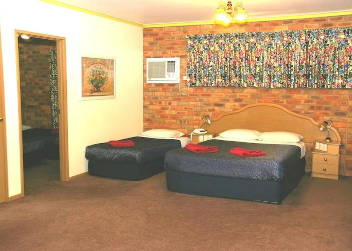 Pines Country Club Motor Inn