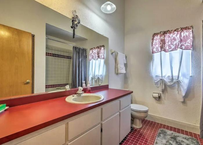 Spring Hill Home w/ Pool ~ 1 Mi to Weeki Wachee